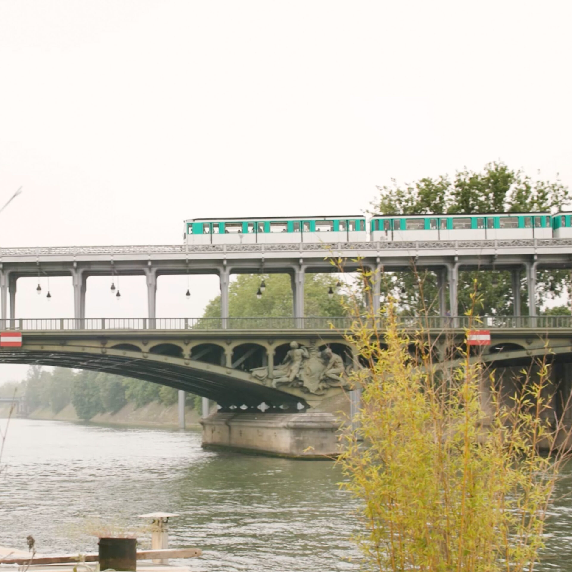 Graine de Production - Photo du métro sur un pont de Paris