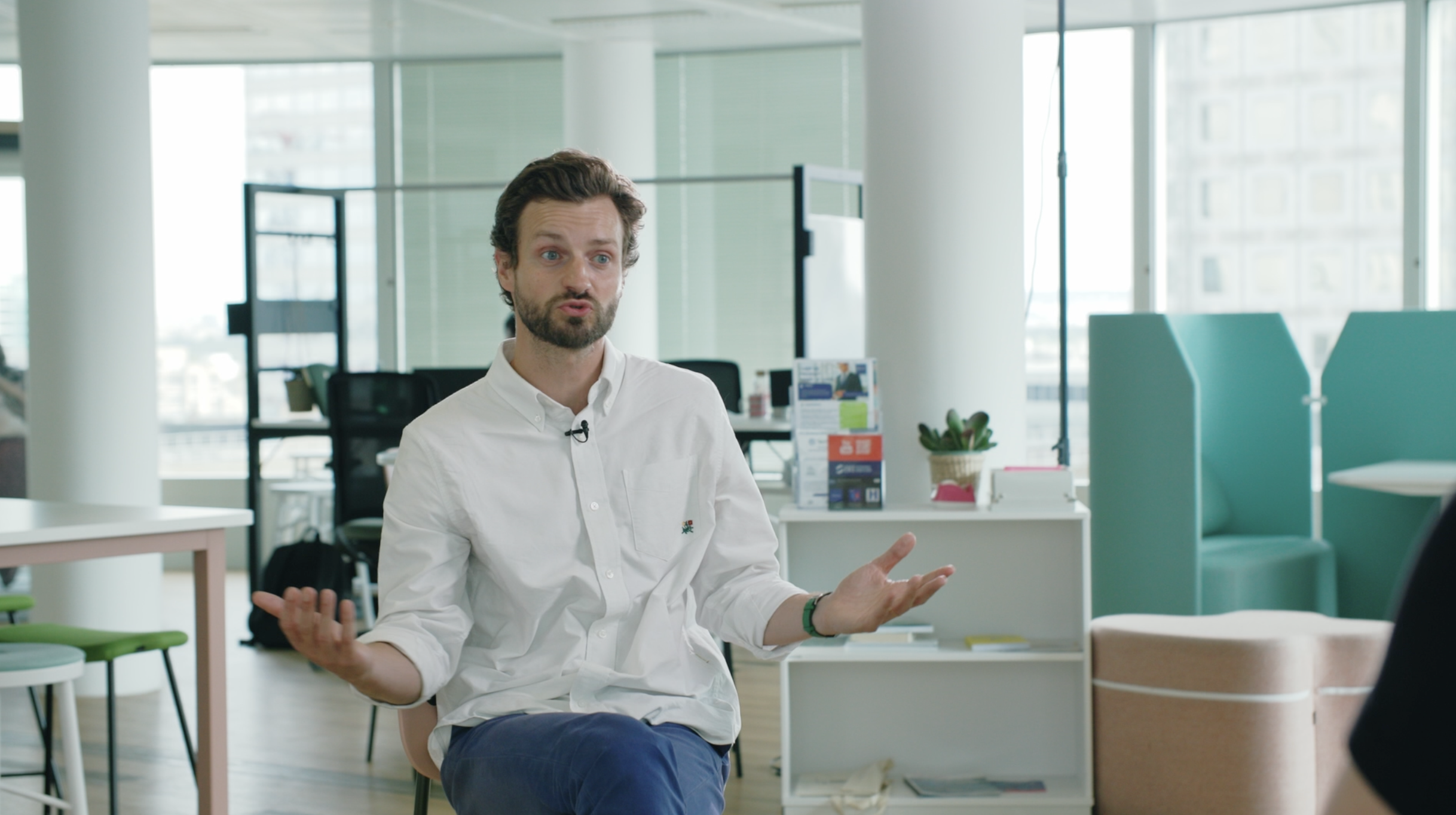 Graine de Production - Photo d'un homme étant interviewé - vidéo e-learning en entreprise