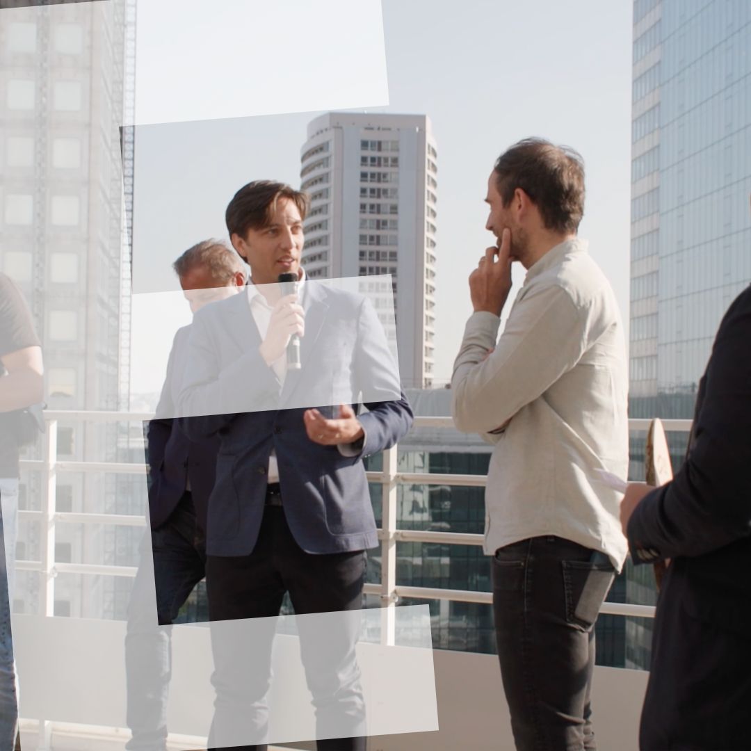 Graine de Production - Agence de production audiovisuelle - Photo d'un homme avec un micro interviewant un autre homme